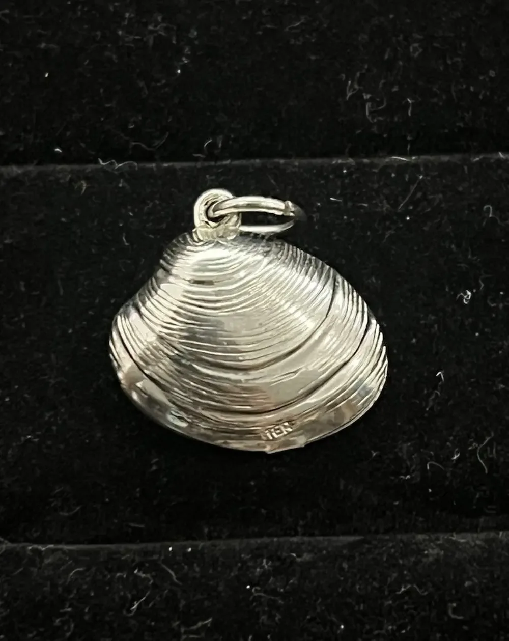 Vintage Style Silver Tone Clam Shell Pendant Nautical Seashell STER Stamp